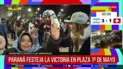 Testimonios de los paranaenses festejando la clasificaci&oacute;n a semifinales en plaza 1&ordm; de Mayo